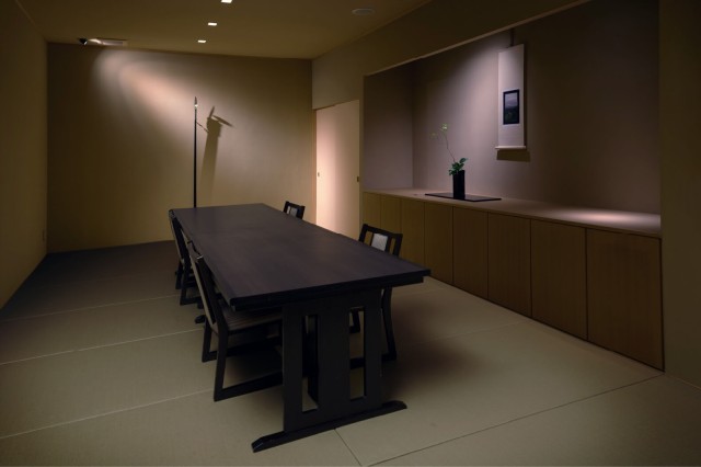 料亭 遊山を彩る掛け花入  吹き矢から生まれた一輪挿しのアート