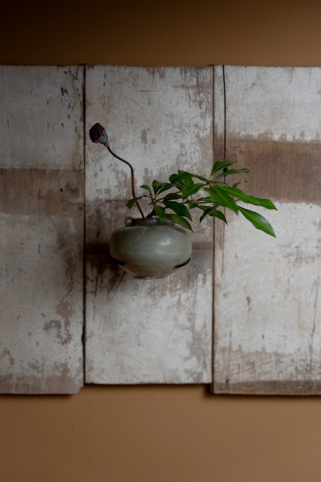 &ldquo;国を超えた美の対話&rdquo;  エレベーター前に静かに佇む青磁器掛花