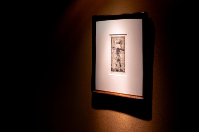 レストラン四季亭に宿る一枚の静寂 彫刻家・掛井五郎の版画