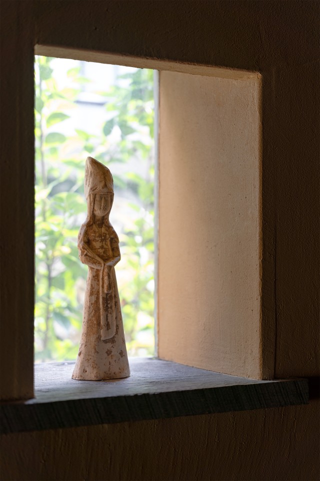 玄関廊下に息づく 時を越えて迎える唐の婦人俑