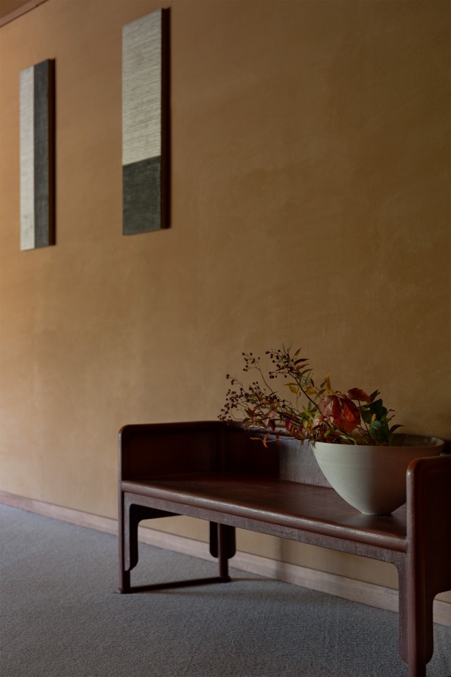 玄関に佇む漆の長椅子 ー 赤木明登の漆と花がつくる、華野の美意識